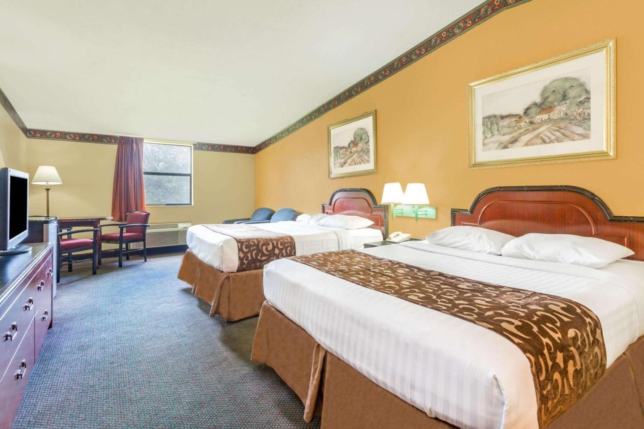 Howard Johnson By Wyndham Lake Stadt Exterior foto