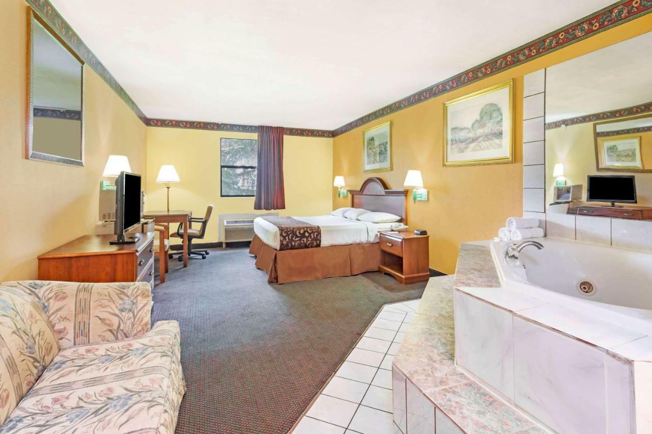 Howard Johnson By Wyndham Lake Stadt Exterior foto